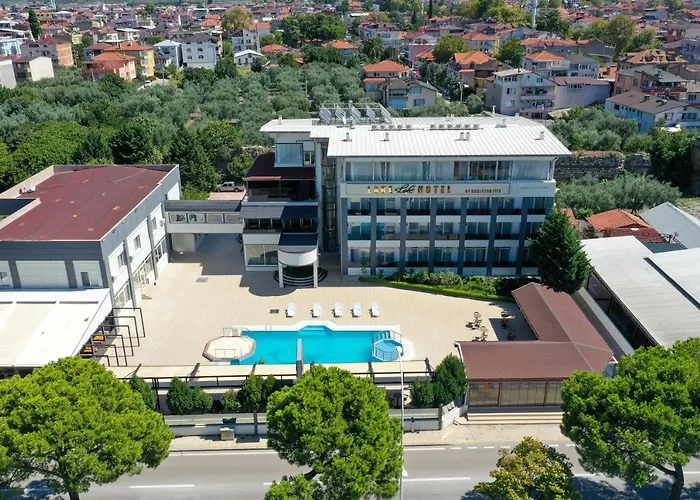 Lake Life Hotel